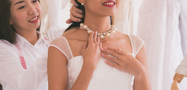 The bridal necklace can make or break your look